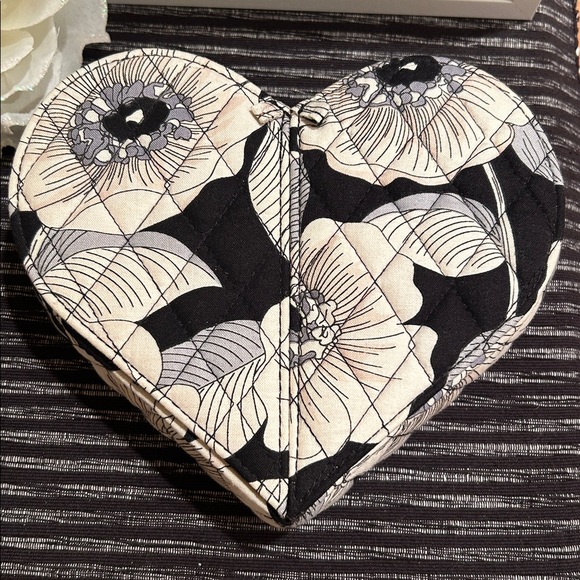 Vera Bradley limited editions "From My Heart" jewelry case in camellia pattern. - Picture 3 of 9